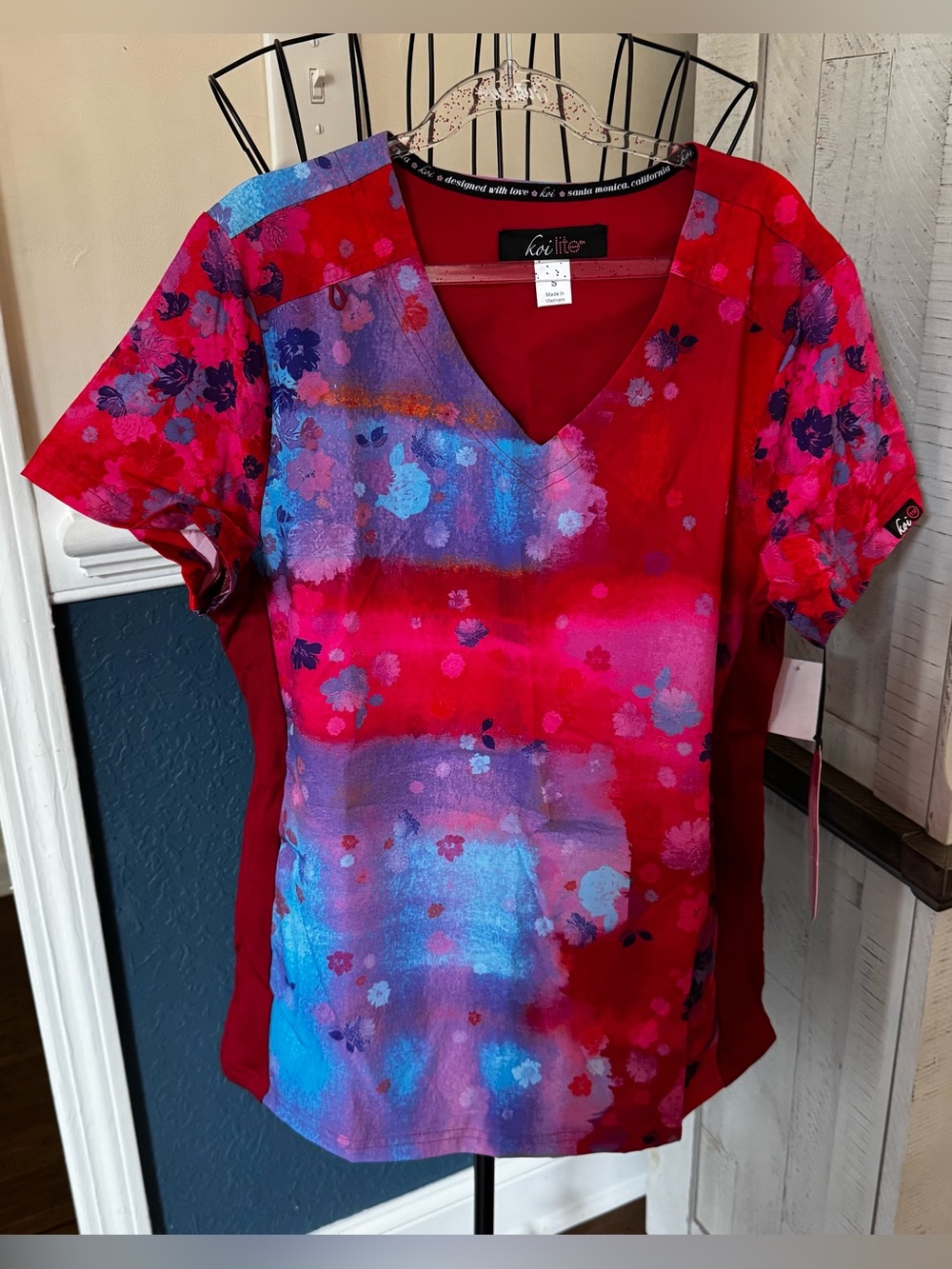 Koi Lite Small S Women's V-Neck Red Floral Reform Vibrant Watercolor Scrub Top